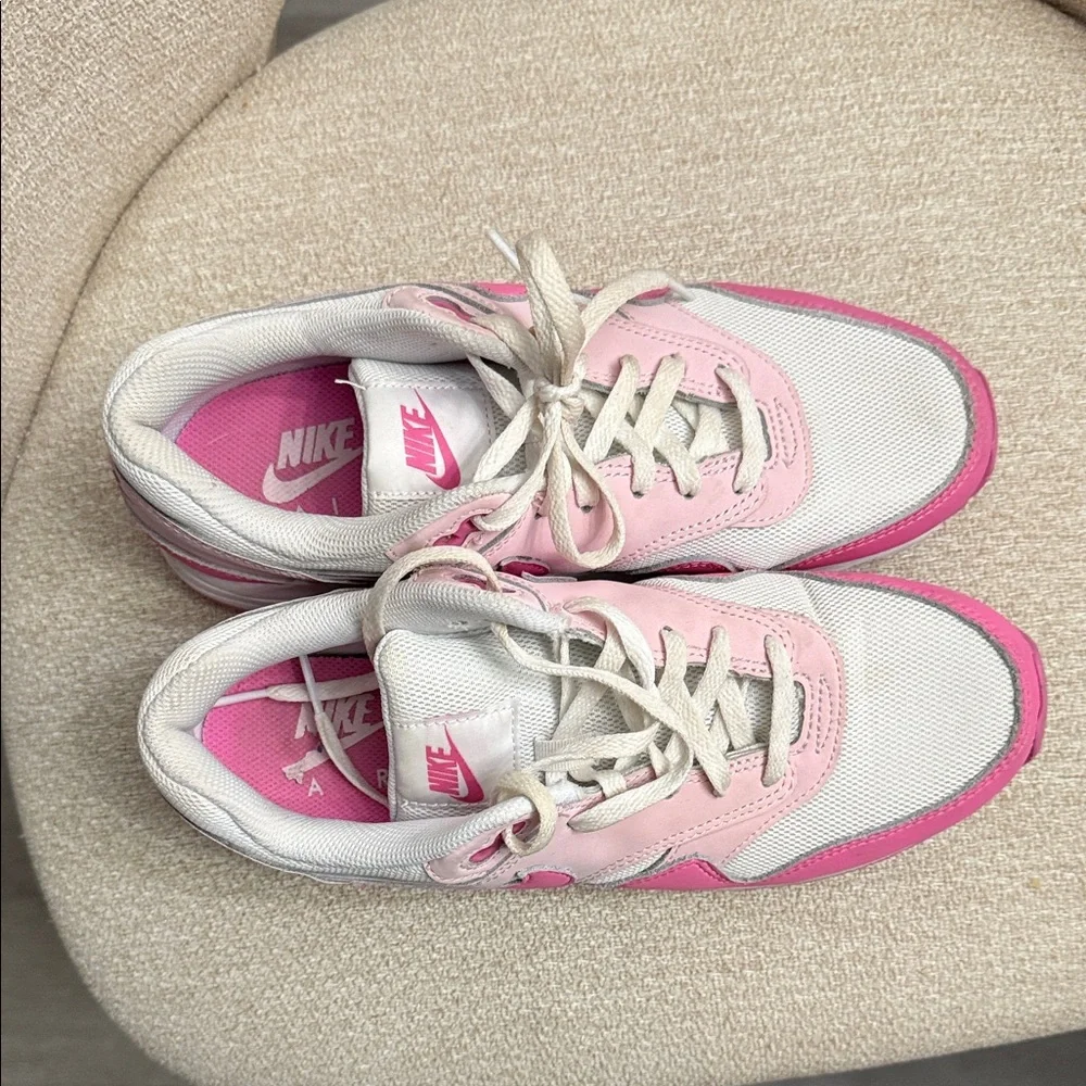 Nike Kids Sneakers in Pink and White - Picture 2 of 4